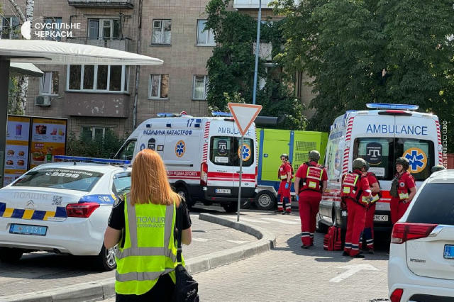 У Черкасах стріляли у закладі харчування. Суспільному у поліції повідомили, що всередині приміщення знаходиться чоловік зі зб