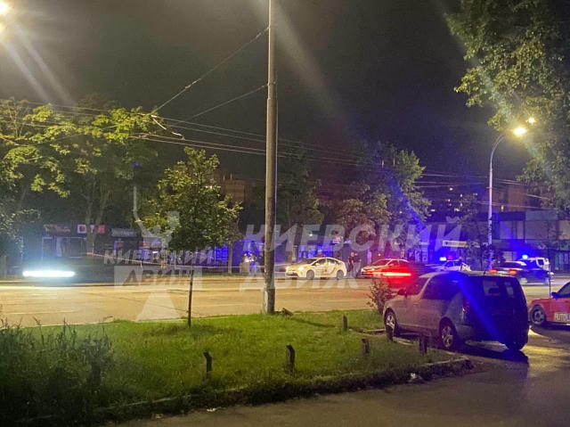 В Киеве на рынке Виноградарь в холодильнике обнаружили снаряды — улица перекрыта, полиция никого не подпускает. Информатор | 