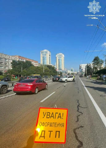 ‼️ До уваги учасників дорожнього руху 🚧 У зв'язку з ДТП на проспекті Берестейському, рух транспорту ускладнений в напрямку ц