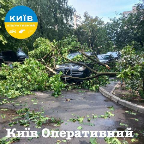 Не оминуло нещастя й припарковані автівки по вулиці Тростянецькій, що біля метро Харківська.