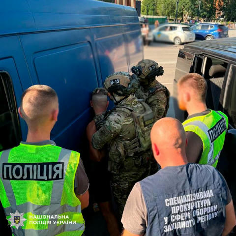 На Хмельниччині затримали двох організаторів схеми переправлення чоловіків за кордон Схему організували двоє чоловіків з Кам’