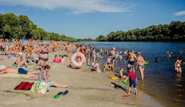 💧 На Чернігівщині перевірили воду на пляжах: результати втішають Фахівці Центру провели масштабне дослідження якості води на