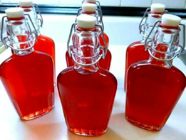 🍾 НАСТІЙКА "КАЛИНОВКА" Інгредієнти: ягоди калини – 1 кг цукор – 50–100 г горілка – 800 г марля пляшки Приготування: Калину д