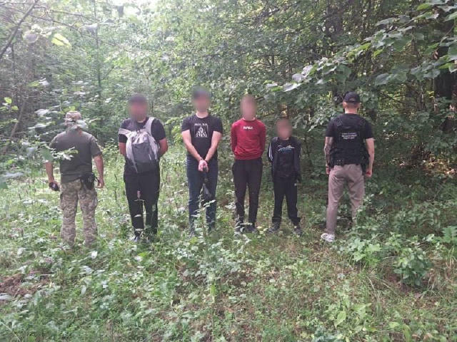 Заплатили дітям 5 тис. євро, щоб утекти заткордон: на Франківщині затримали групу ухилянтів. Прикордонники затримали чотирьох