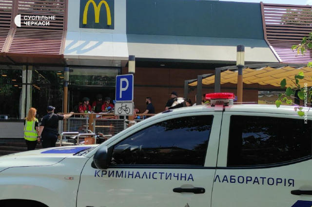 У Черкасах поліцейські затримали чоловіка, який стріляв, розповіли в пресслужбі Нацполіції області: "Чоловік зайшов до приміщ
