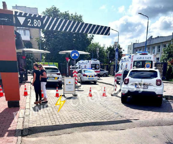 ❗️У Черкасах невідомий зі зброєю захопив Макдональдс, — поліція Зараз він зачинився в туалеті і зробив кілька пострілів. 🌟 Т