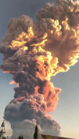 🌋 В Индонезии также извергается вулкан Левотоби. Он выбросил столб пепла на высоту 18 км.