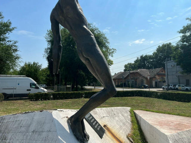 ❗️Вандали понівечили меморіал жертвам нацизму у Дніпрі На вулиці Янгеля, 35, якісь покидьки відламали кисть лівої руки скульп