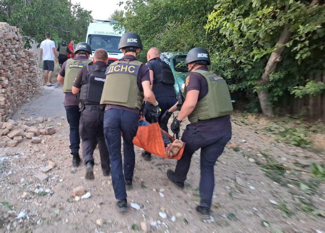 ‼️У Нікополі росіяни вбили 56-річну жінку. Рятувальники дістали її тіло з-під руїн будинку, який потрощила ворожа артилерія. 
