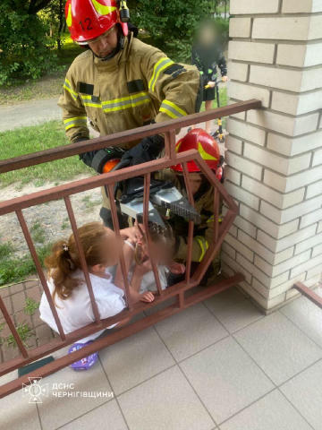 😱 На Чернігівщині в Прилуках рятувальники звільнили 6-річну дівчинку, яка застрягла між елементами металевої огорожі За допо