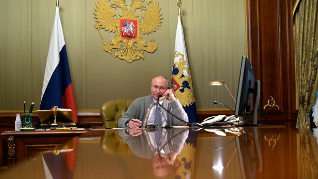 Путин провел телефонный разговор с Си Цзиньпином, передает Центральное телевидение Китая. Также сегодня состоялся телефонный 
