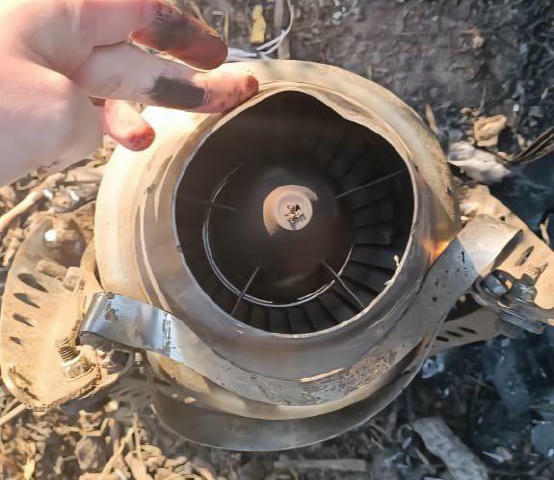 Фрагменти китайського реактивного двигуна від БпЛА Герань-3 та його бойова частина Радник🇺🇦 👈 Підписатись