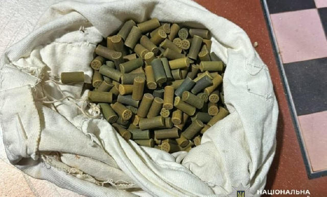 ❗️У районі Прилук поліцейські викрили місцевих за вирощування конопель та зберігання наркотиків, боєприпасів і вибухівки Полі
