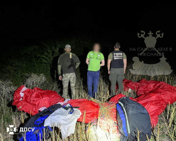На украинской границе — новый уровень креатива уклонистов 🪂 48-летний житель Хмельницкой области решил пересечь границу с Мо