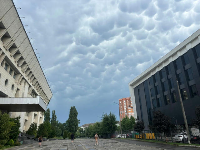 В Киеве на днях заметили облака mammatus ☁️ 🔷 Такие облака обычно возникают в теплое время года, часто после грозы или во вр