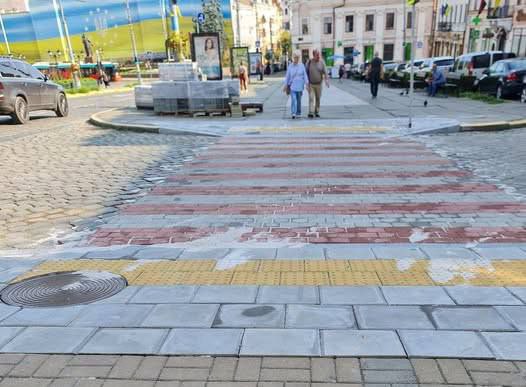 Оновлюють пішохідні переходи на Центральній площі у Чернівцях. Йдеться про ремонт двох пішохідних переходів поблизу міської р