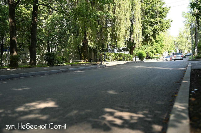 🛣️У Чернівцях оновили асфальт на вулицях Небесної Сотні, Ткача та Мангаймській На парній стороні Лесі Українки облаштували 4