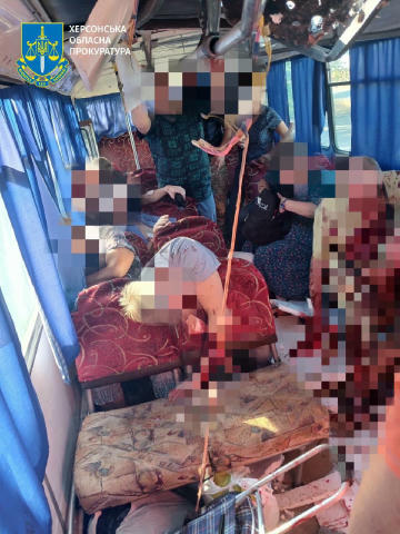 росіяни дроном атакували маршрутку в передмісті Херсона: двоє людей загинули, ще 16 — зазнали поранень. Усіх постраждалих гос