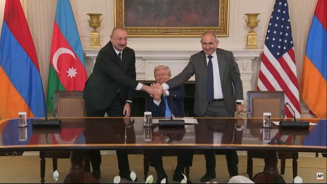 💢Ще вчора вони представляли дві вічно воюючі країни. А зараз посміхаються і жмуть руки під камери. Обіцяючи вічний мир. Стра