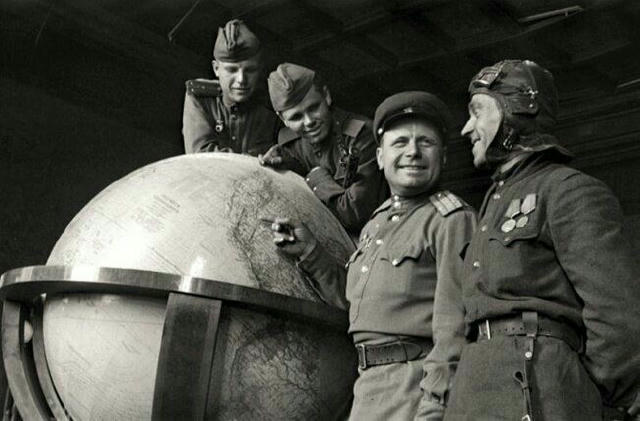 Советские солдаты у глобуса Гитлера, 1945 год