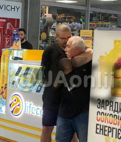 ❗️У Львові чоловік з пістолетом взяв людей в заручники в магазині «Арсен» на Чорновола, — місцеві канали UPD: відбувся конфлі