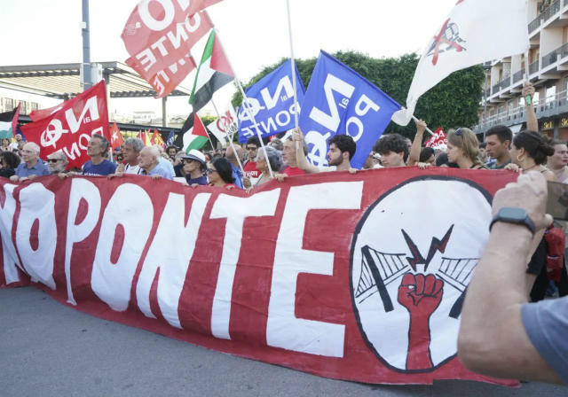 🇮🇹👥 Тисячі людей в Італії вийшли на протест через плани будівництва мосту на Сицилію 📣 Марш на знак протесту проти урядов