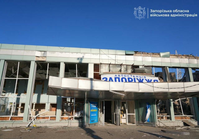 💥😱 Росіяни вгатили по автовокзалу Запоріжжя: багато поранених 📣 Внаслідок повітряної атаки російської армії на Запоріжжя, 