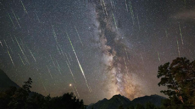 🌠 В ночь со вторника на среду в небе будет виден метеорный поток Персеиды. Астрономы обещают до 100 метеоров в час, если неб