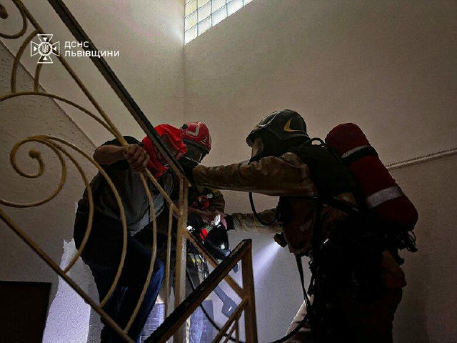 ❗️Геріатричний пансіонат горів у Брюховичах на Львівщині: врятовано 65 осіб Як повідомили в ДСНС, рятувальники евакуювали 65 