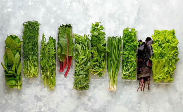 ✅Зелене = корисне🥬 🔹Розмарин — найкраща зелень для мозку. Шпинат поліпшує стан шкіри, а кинза допомагає схуднути. Чабрець —