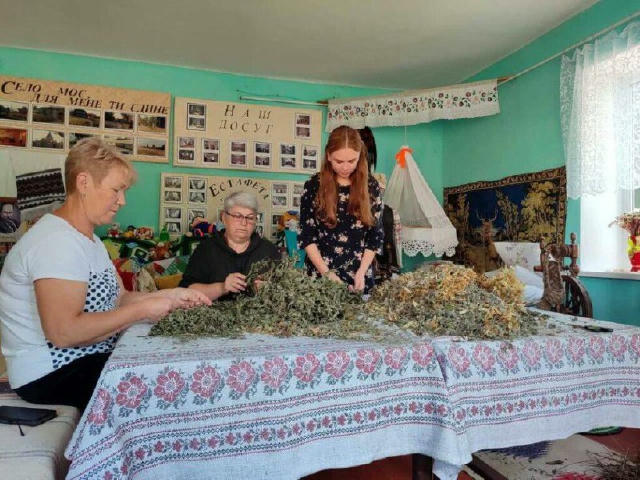 ☕️Тепло в чашках для наших захисників: Конотопщина пакує чай з трав На базі КЗ “Новослобідський сільський будинок культури” т