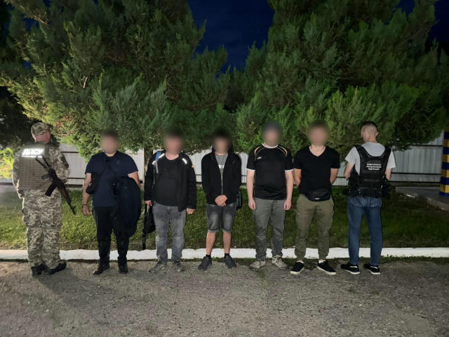 🚨Групу порушників затримали прикордонники. На ділянці Красноїльська п’ятеро осіб намагалися незаконно потрапити до Румунії в