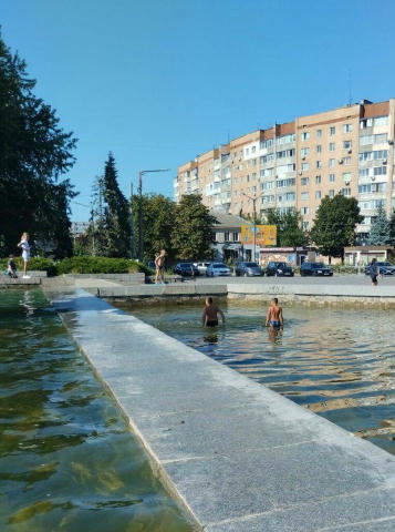 ⛲️ Діти купаються у фонтані на площі 700-річчя! Комунальники «Черкасиводоканалу» нагадують: це небезпечно 🚫 ❗ Усередині — на