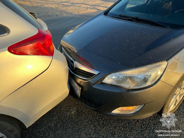 😳У Черкасах зіткнулися три автівки Аварія сталася 12 серпня на вулиці Сумгаїтській. Водій авто Opel Astra не дотримався безп
