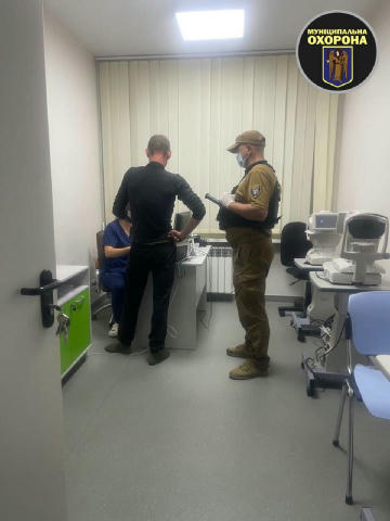 😟У лікарні неадекватний пацієнт із хімічними опіками очей погрожував і намагався вдарити лікарку Пʼяний чоловік, якого доста