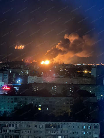 Волгоград вторую ночь подряд наведывают беспилотники В этот раз они устроили пожар на местном НПЗ. "В результате падения обло