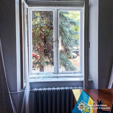 У Чернівцях 43-річний чоловік розбив камінням вікно адмінбудівлі Його затримали на місці, ніхто не постраждав.