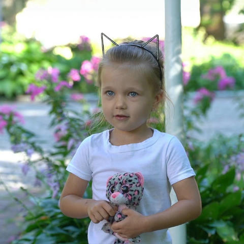 4-річна Афіна родом із Херсонщини, пережила вибух біля дитячого майданчика у Кривому Розі 4 квітня 2025 року. Отримала числен