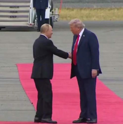 Цікаві факти: ▪️Трамп на 22 см вищий за путіна (190 проти 168), але на фото вони виглядають майже одного зросту. путін знову 