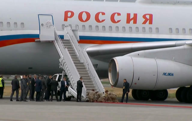 Військові США стелять червону доріжку до літака путіна...