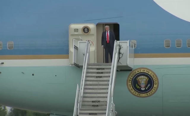 Трамп вийшов зі свого літака в Анкориджі.