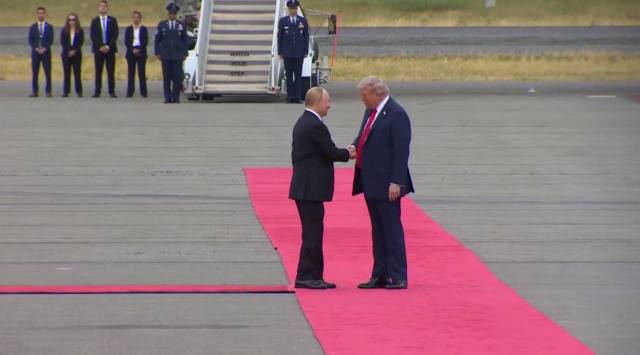Трамп зустрів путіна: президенти потиснули один одному руки.