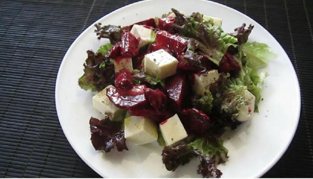 Рубрика "Рецепты"🍽 Французский салат с свёклой и камамбером - изысканное дополнение к пикнику Ингредиенты: 🥙Свежая свёкла -