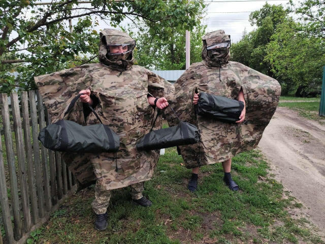 Мамо, я взутий і в пончо. В антитепловізійному пончо. В пончо що рятує життя. В пончо, в якому підори мене не бачать. Але пон