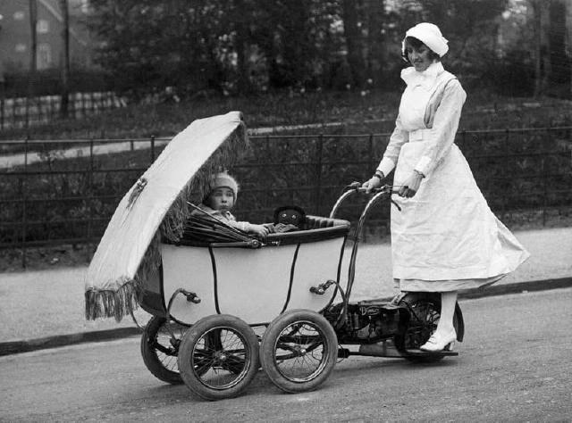 Англійська няня керує моторизованим дитячим візочком, 1920-ті роки. Це незвичне нововведення того часу дозволяло пересуватися