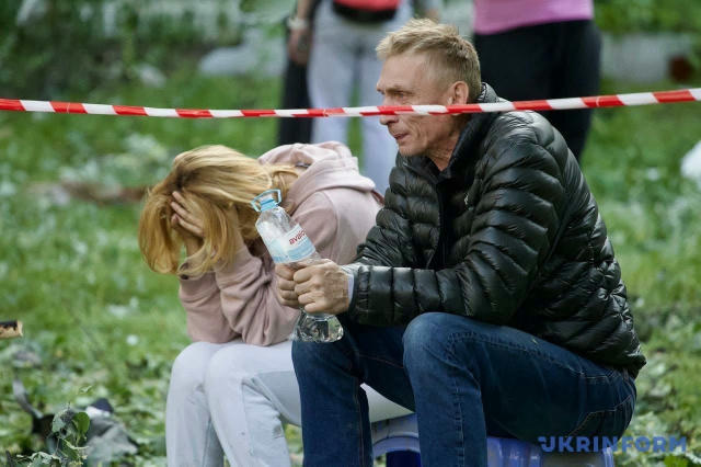 💔З-під завалів будинку в Києві дістали тіло хлопця — його батьки цілий день чекали біля руїн з надією, що він виживе.