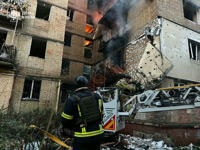 Рашисты запустили по Украине более 440 дронов и 32 ракеты этой ночью, - Зеленский По его словам, это "один из самых страшных 