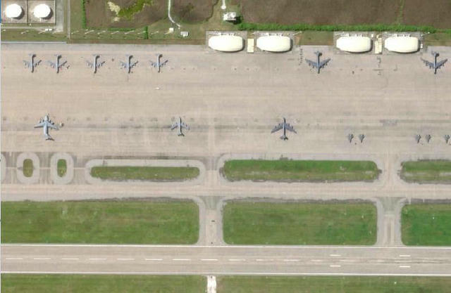 Стратегічні бомбардувальники США B-52H Stratofortress, носії ядерки, готують до зльоту на авіабазі Дієго-Гарсія — всього до й