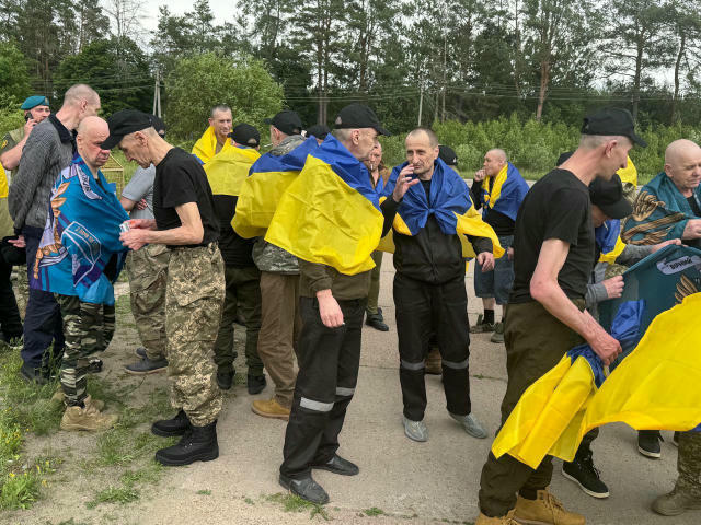 🙏Наші захисники повернулися додому з російського полону, – Зеленський. Це захисник, які воювали на Донеччині, Запоріжжі, Луг