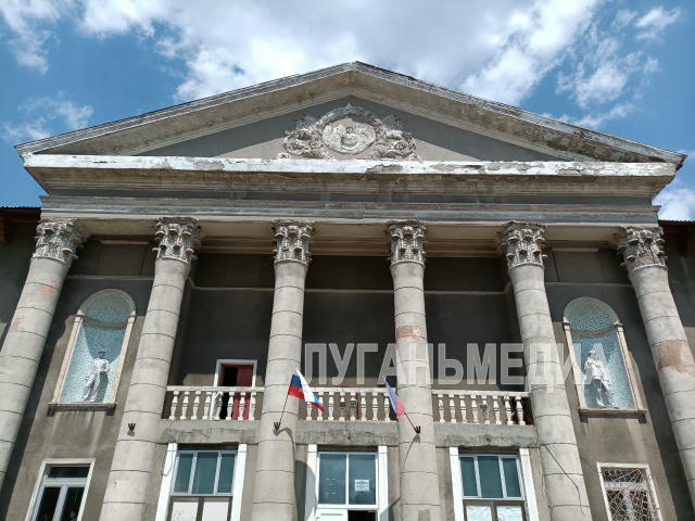 🏗️Начался ремонт кровли Дворца культуры в поселке Ясеновском Ровеньковского городского округа 🏛В рамках реализации федераль